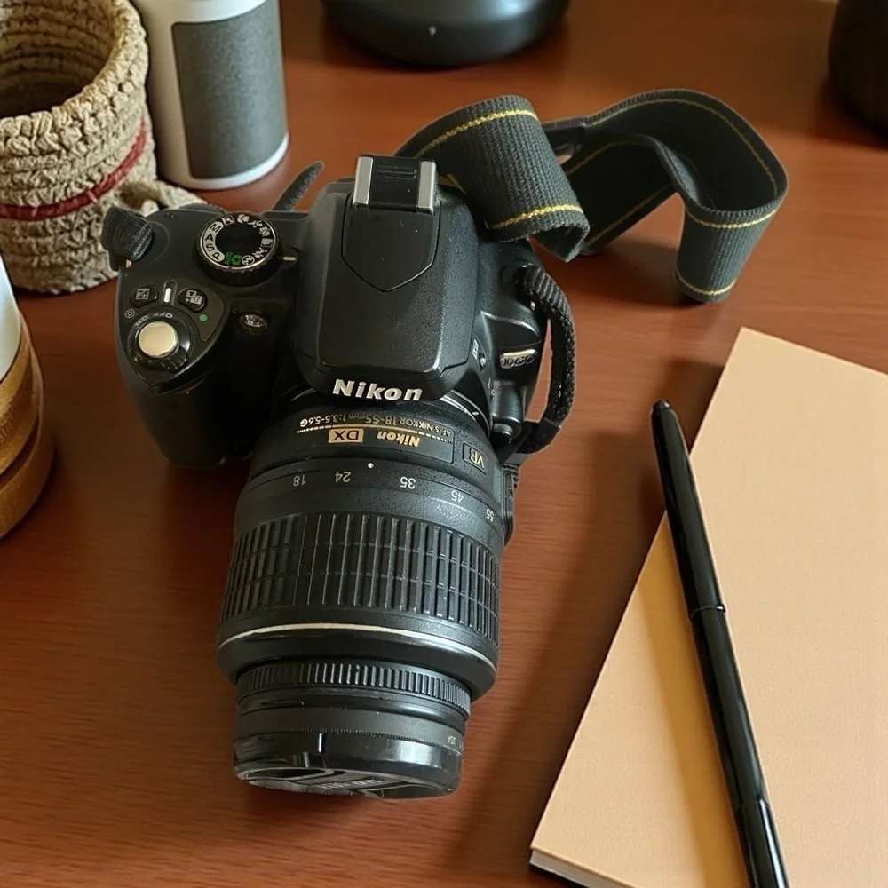 Nikon D60 10.2MP Digital SLR Camera w/ 18-55mm Lens MH-23 Charger & Lowepro Case